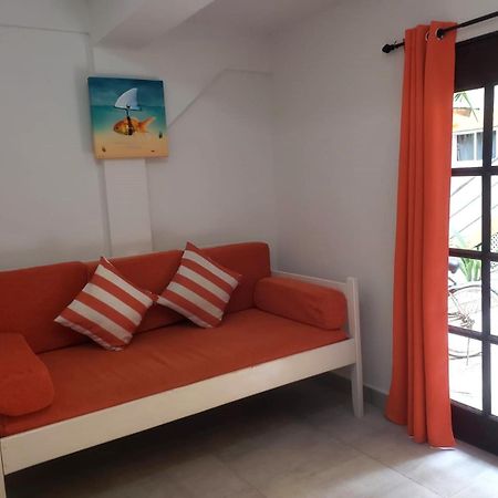 Beach Club Budget Rooms At Popeyes Caye Caulker Bagian luar foto