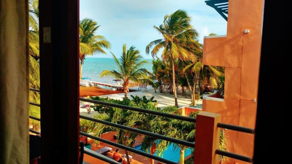 Beach Club Budget Rooms At Popeyes Caye Caulker Bagian luar foto
