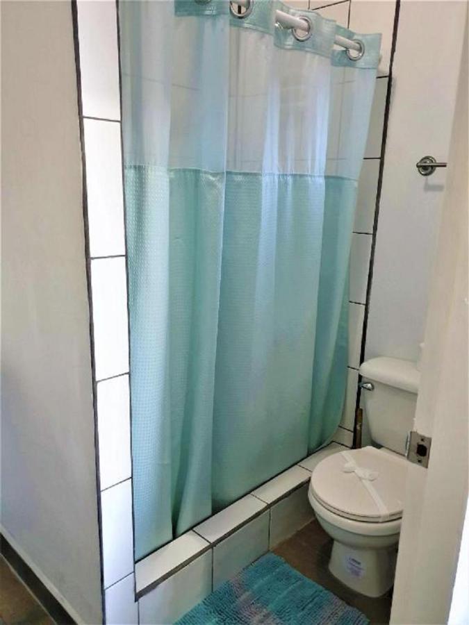 Beach Club Budget Rooms At Popeyes Caye Caulker Bagian luar foto