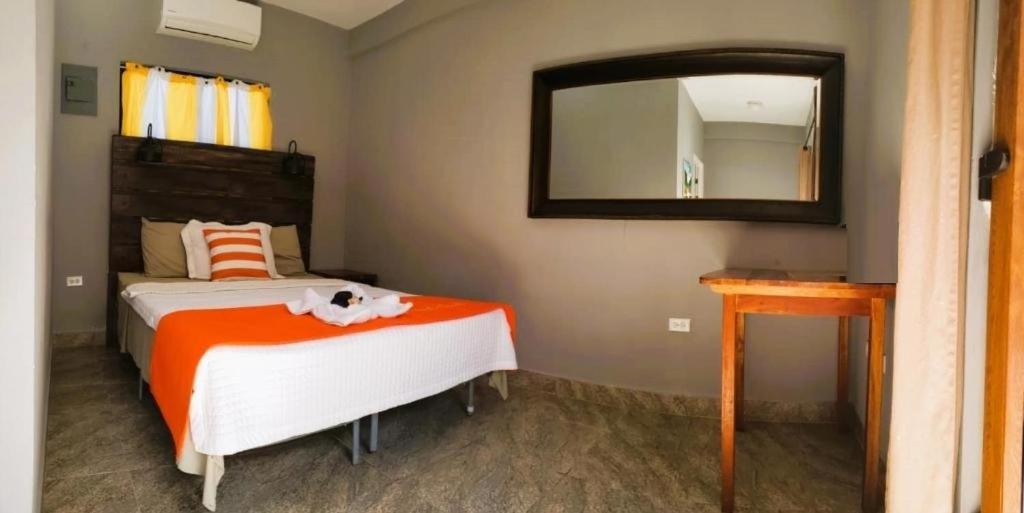 Beach Club Budget Rooms At Popeyes Caye Caulker Bagian luar foto