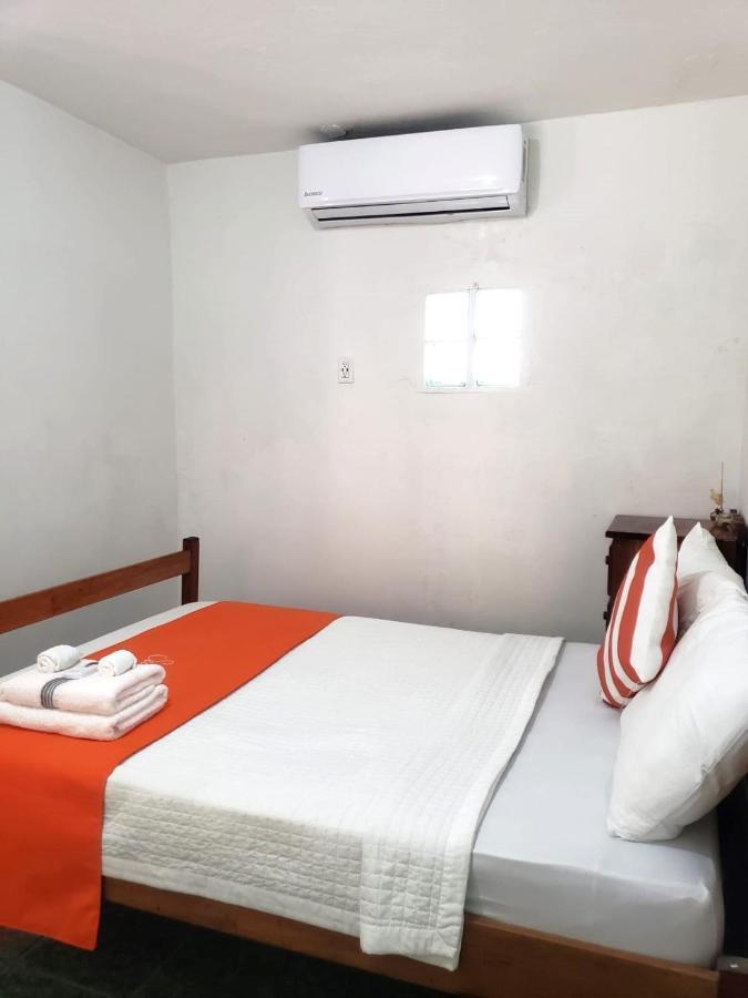Beach Club Budget Rooms At Popeyes Caye Caulker Bagian luar foto