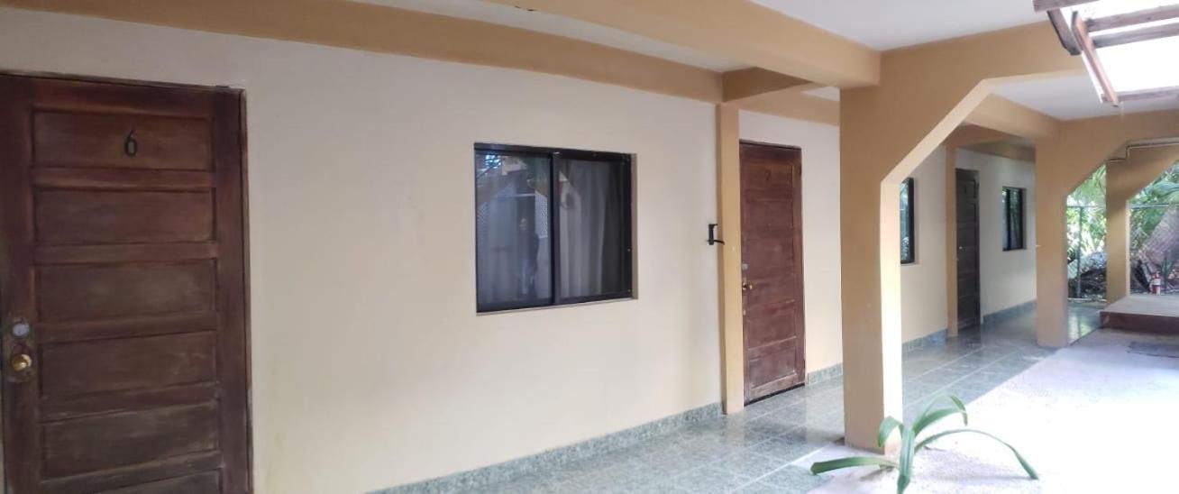 Beach Club Budget Rooms At Popeyes Caye Caulker Bagian luar foto