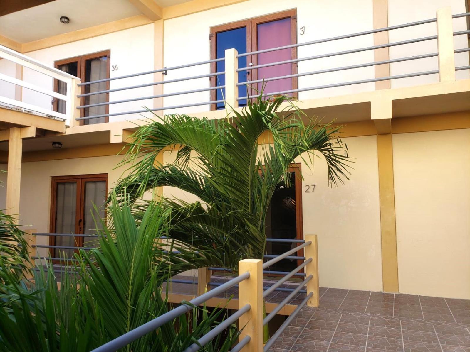 Beach Club Budget Rooms At Popeyes Caye Caulker Bagian luar foto