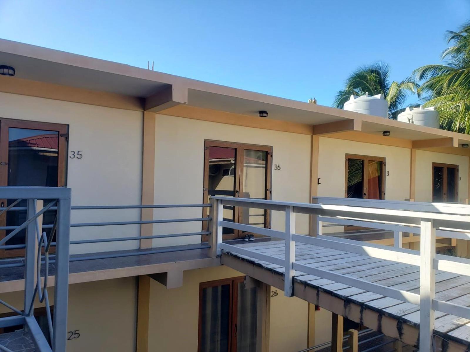 Beach Club Budget Rooms At Popeyes Caye Caulker Bagian luar foto