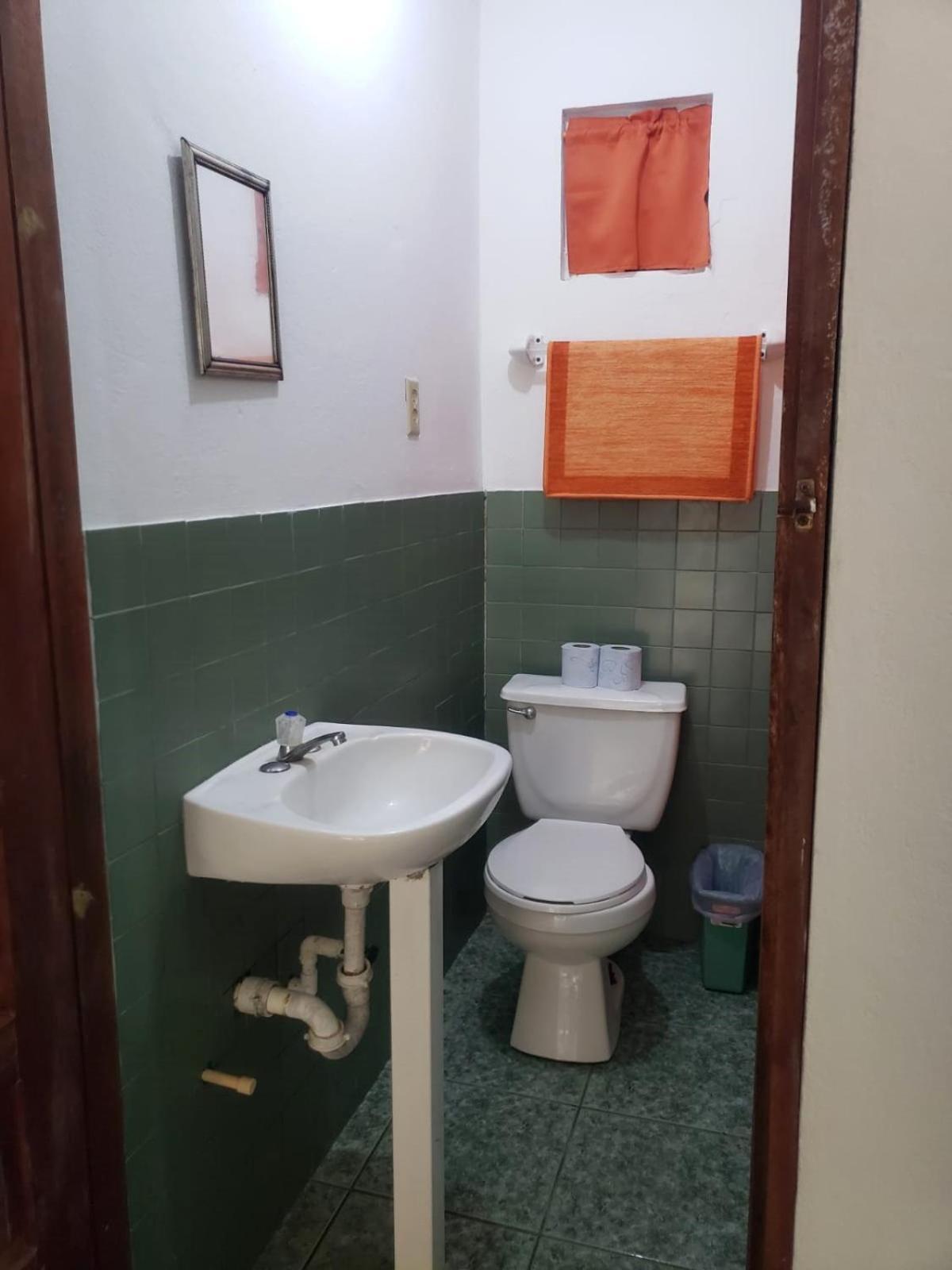 Beach Club Budget Rooms At Popeyes Caye Caulker Bagian luar foto