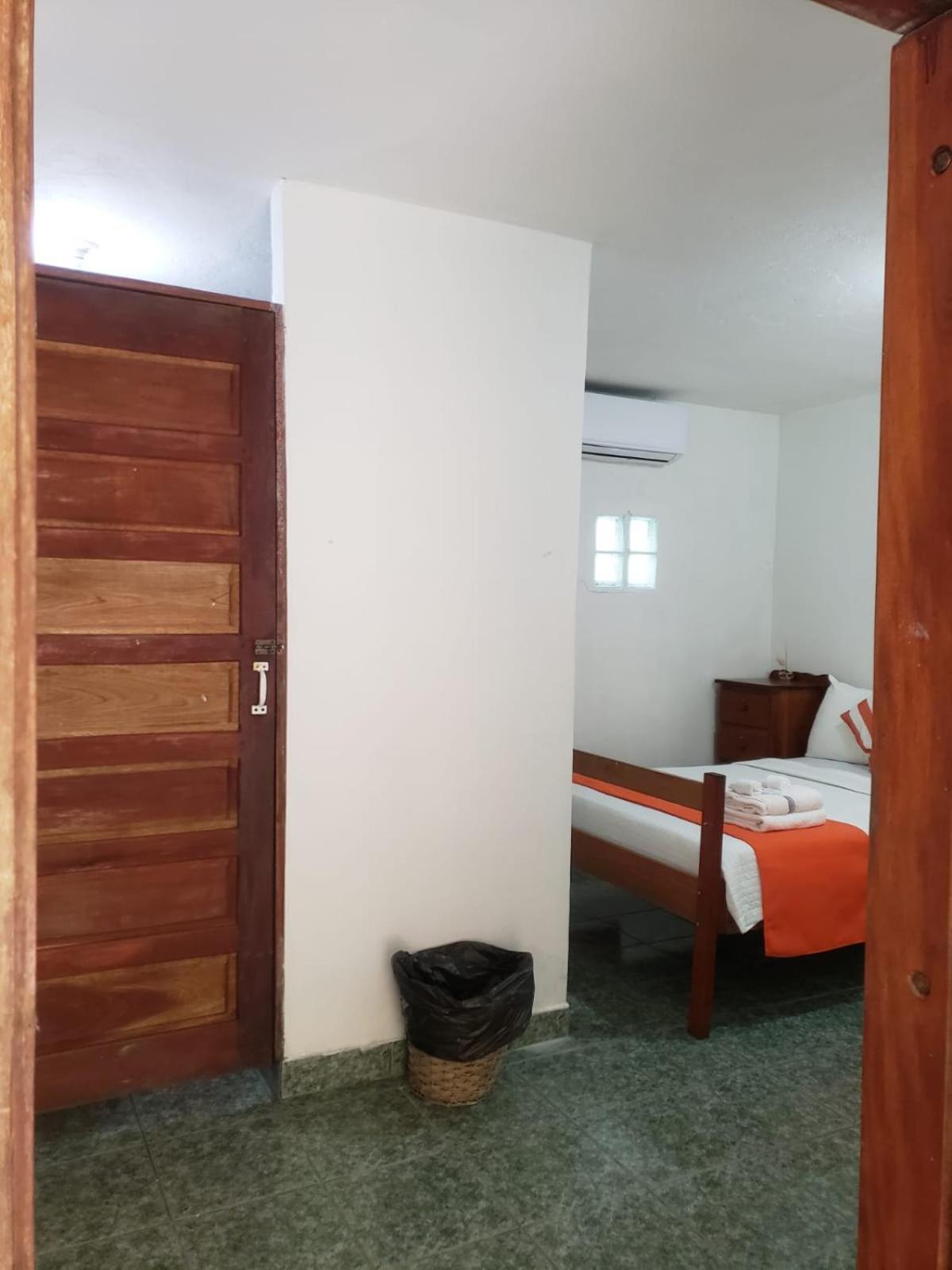 Beach Club Budget Rooms At Popeyes Caye Caulker Bagian luar foto