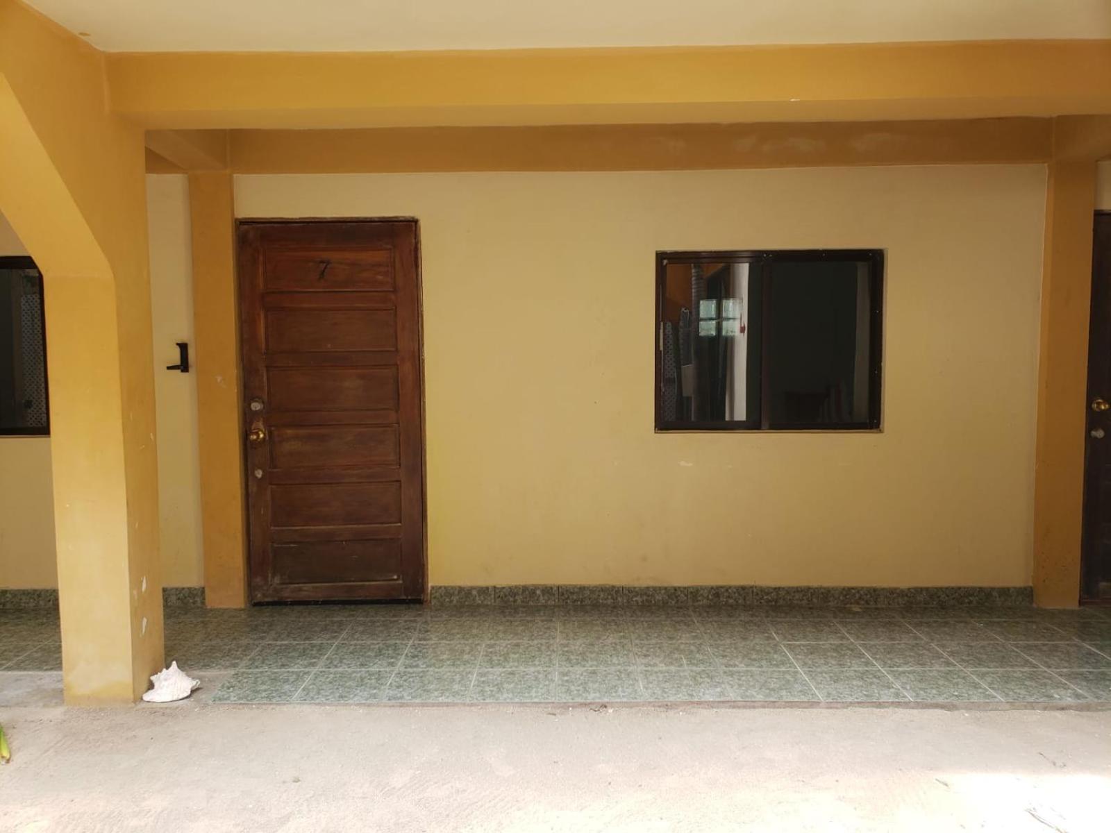 Beach Club Budget Rooms At Popeyes Caye Caulker Bagian luar foto