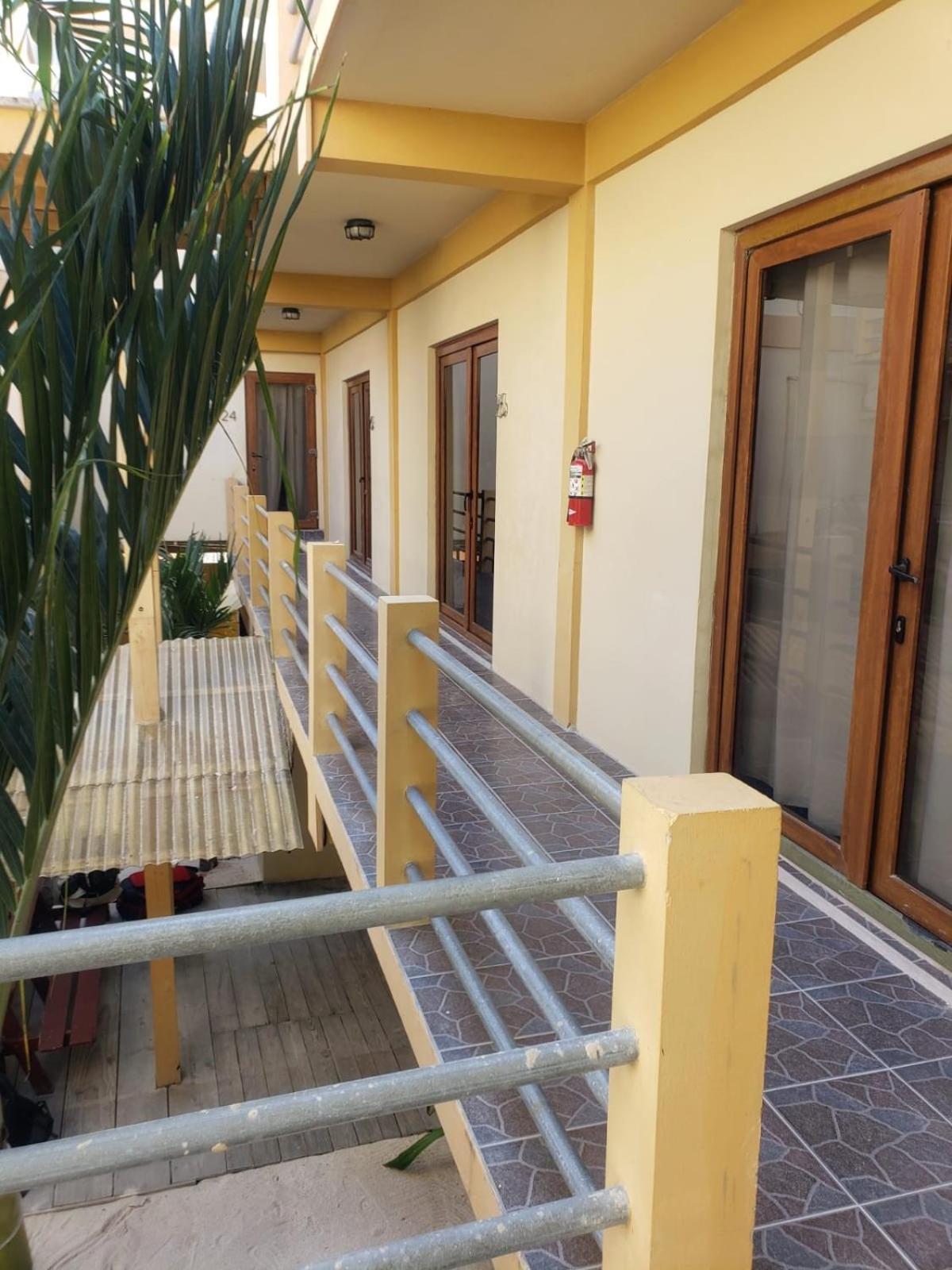 Beach Club Budget Rooms At Popeyes Caye Caulker Bagian luar foto