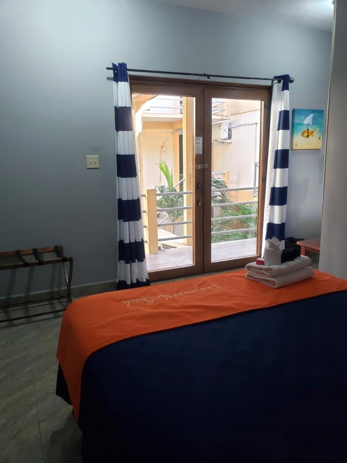 Beach Club Budget Rooms At Popeyes Caye Caulker Bagian luar foto