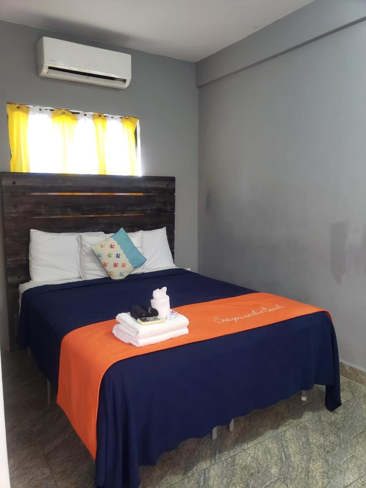 Beach Club Budget Rooms At Popeyes Caye Caulker Bagian luar foto
