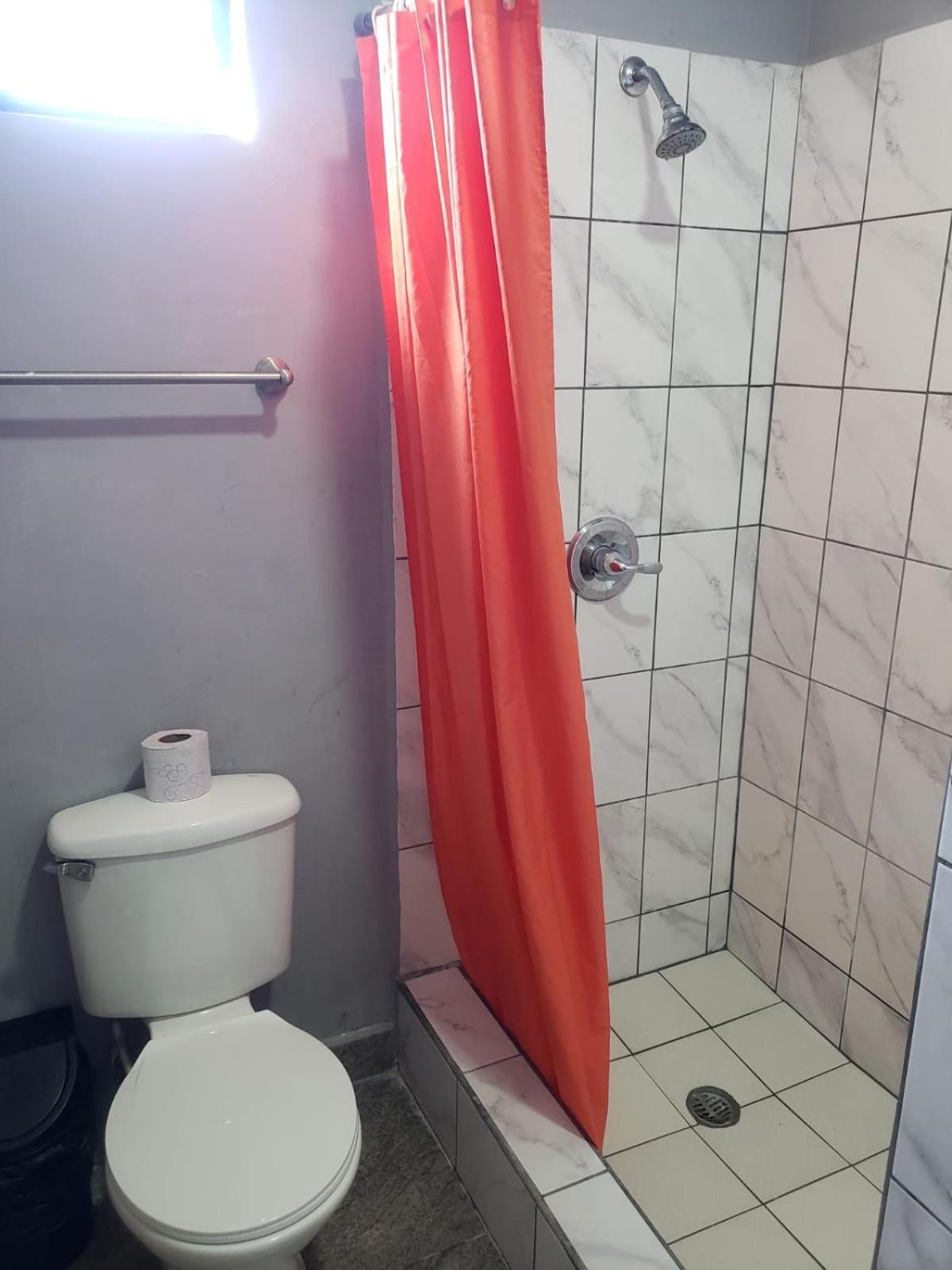 Beach Club Budget Rooms At Popeyes Caye Caulker Bagian luar foto