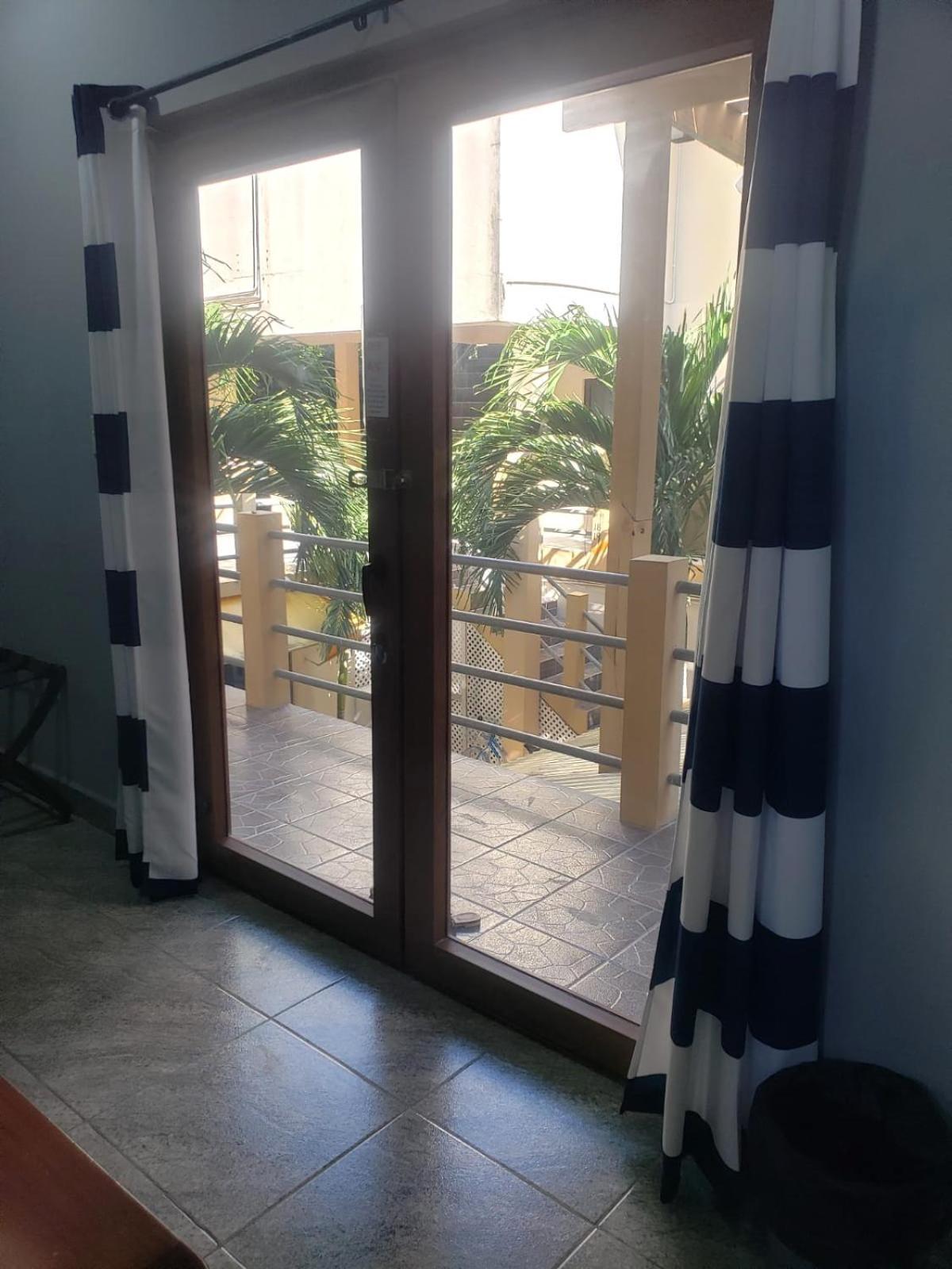 Beach Club Budget Rooms At Popeyes Caye Caulker Bagian luar foto