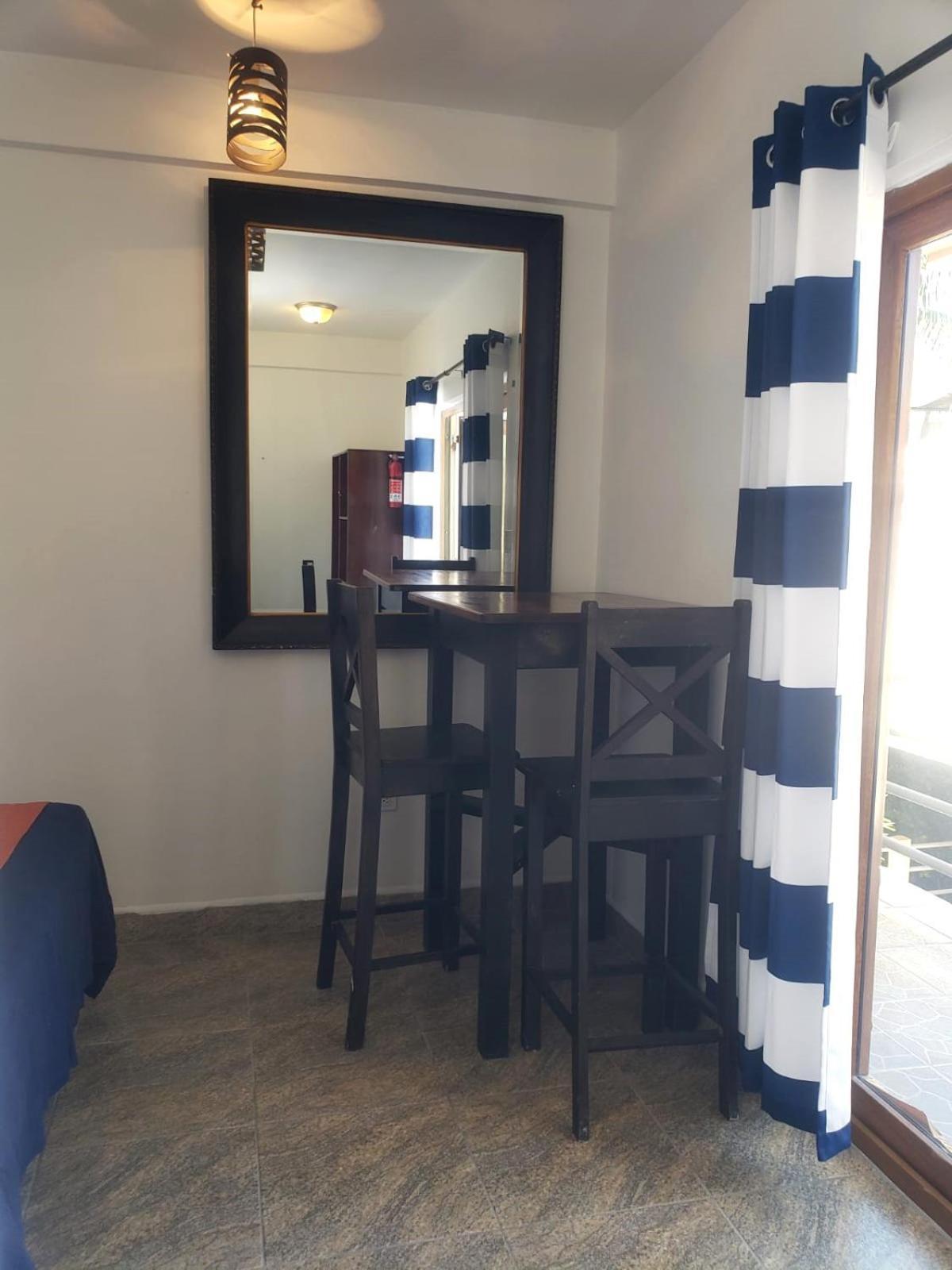 Beach Club Budget Rooms At Popeyes Caye Caulker Bagian luar foto