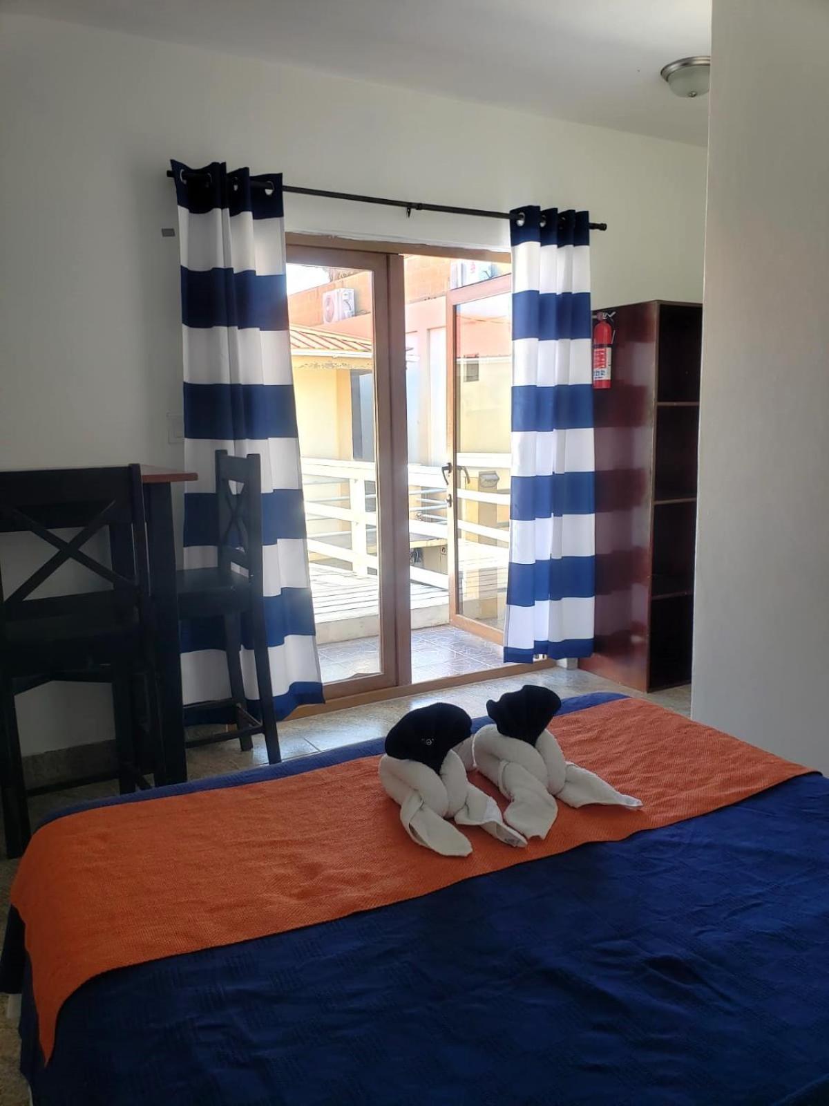 Beach Club Budget Rooms At Popeyes Caye Caulker Bagian luar foto