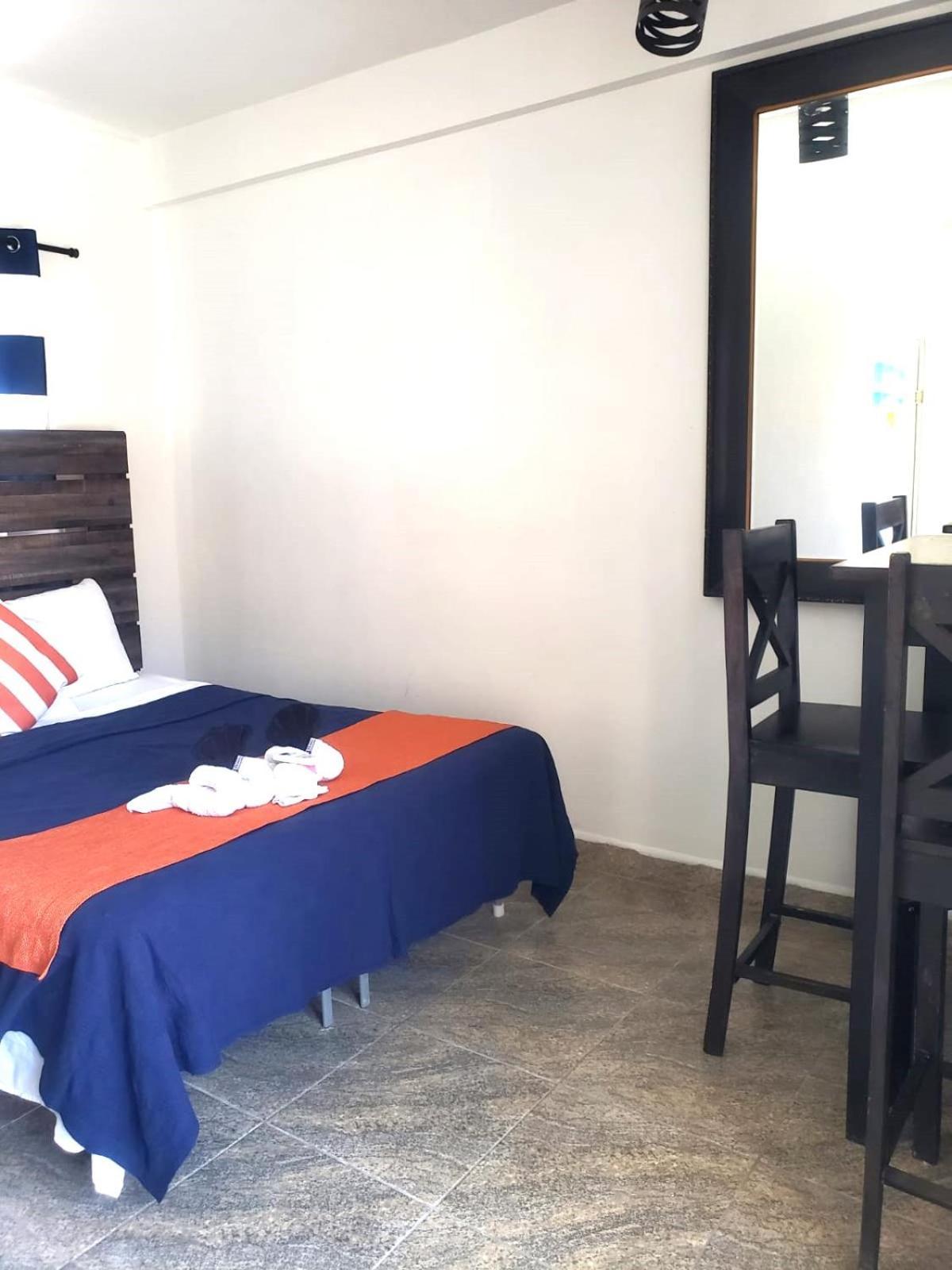 Beach Club Budget Rooms At Popeyes Caye Caulker Bagian luar foto