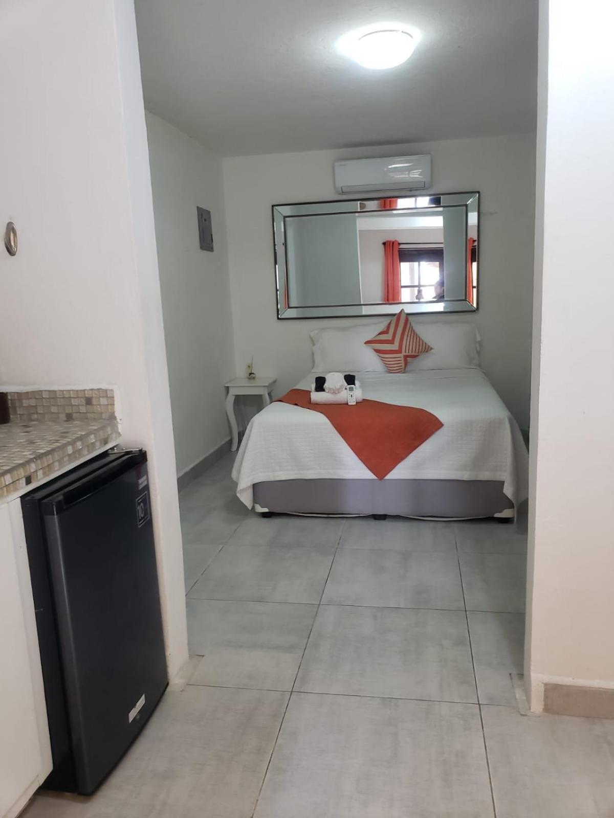 Beach Club Budget Rooms At Popeyes Caye Caulker Bagian luar foto